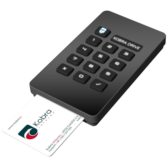 Kobra Drive VS mit eingesteckter Smartcard und leuchtender Tastatur