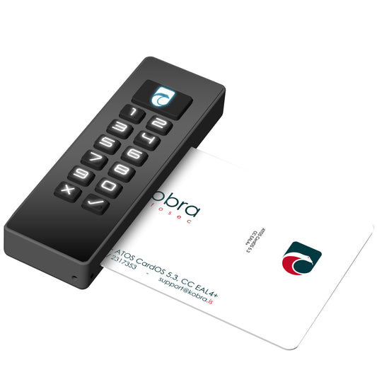 Kobra Stick VS mit eingesteckter Smartcard und leuchtender Tastatur