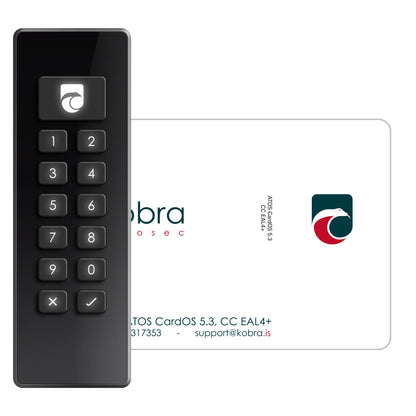 Kobra Stick VS Frontansicht mit eingesteckter Smartcard und leuchtender Tastatur